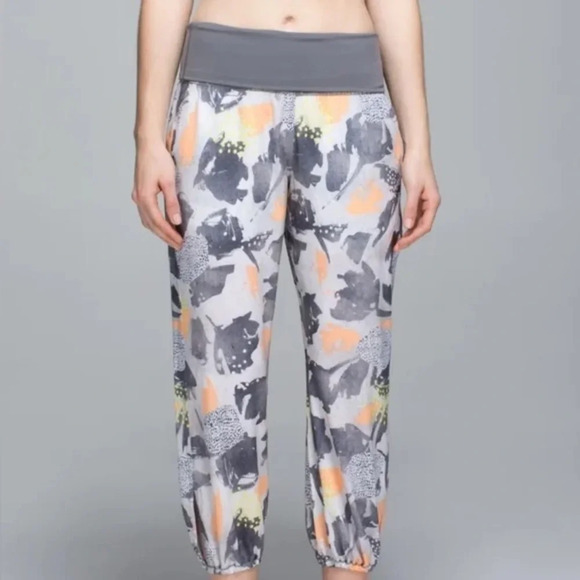 Lululemon Om Pant Mini Art Pop White Multi / Slate  Size 2 - Picture 1 of 13